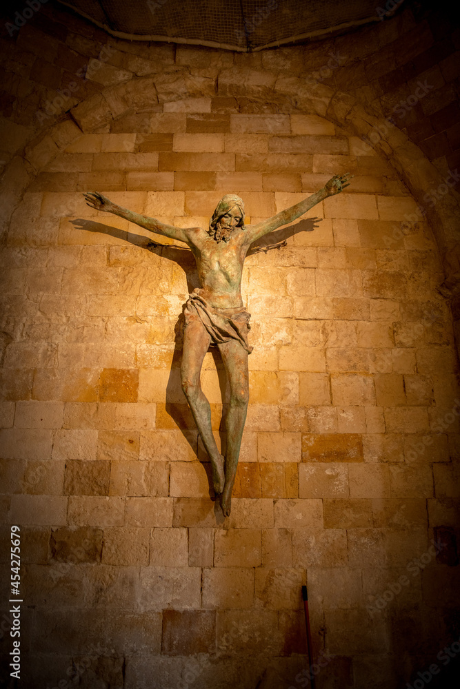 kamienna rzeźba Jezusa Chrystusa bez drewnianego krzyża który uległ zniszczeniu podczas pożaru, Włochy - obrazy, fototapety, plakaty 