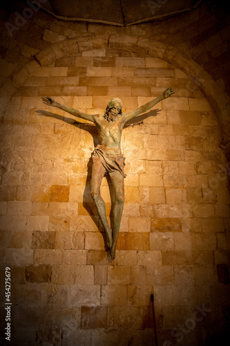 kamienna rzeźba Jezusa Chrystusa bez drewnianego krzyża który uległ zniszczeniu podczas pożaru, Włochy