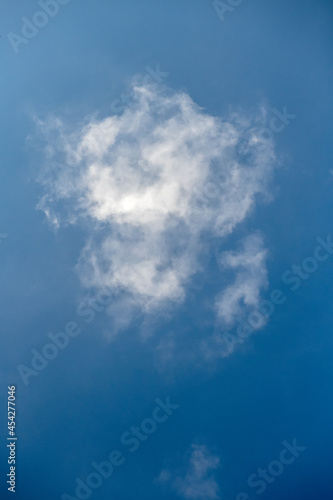 pojedyncza chmura na niebieskim niebie
