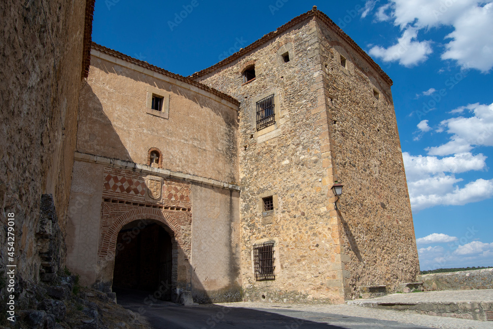 Puerta de la Villa y Cárcel de Pedraza