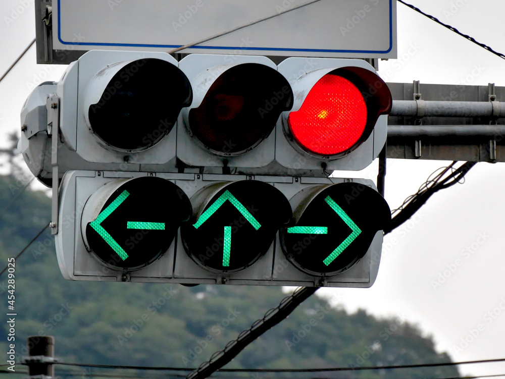 赤信号なのに全方向に進行の矢印信号を出す日本の信号機 (Even though the red light issue arrow signal of  progress in all directions Japan of the traffic signal) Stock Photo | Adobe  Stock