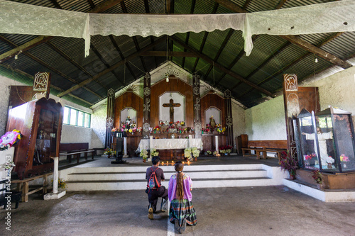 matrimonio orando en la iglesia, Lancetillo, La Parroquia, zona Reyna, Quiche, Guatemala, Central America