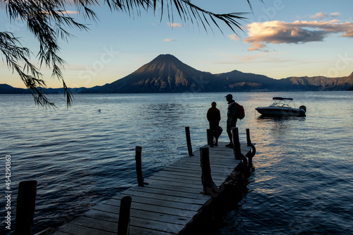 volcanes de Atitlán 3537 m. y San Pedro 3020 m. lago de Atitlán,departamento de Sololá , República de Guatemala, América Central