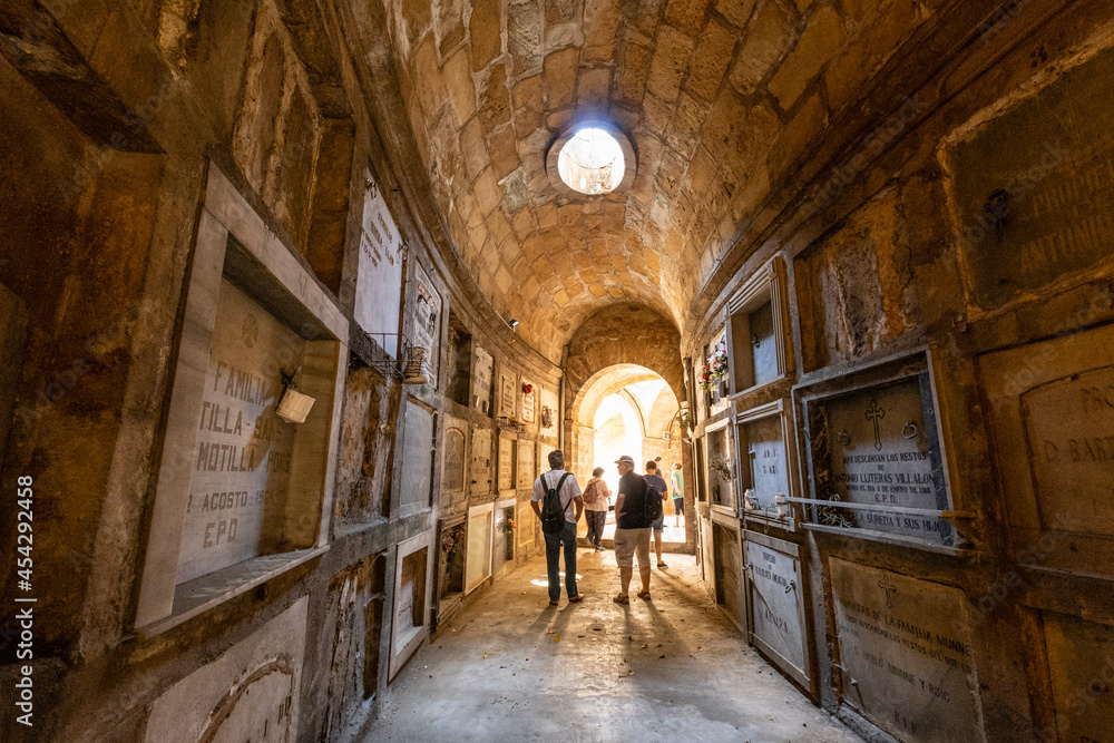 catacumbas , utilizadas para enterrar fallecidos durante la epidemia de la Gripe de 1918, cementerio de Palma , inaugurado en1821, palma de mallorca, Mallorca, Balearic Islands, Spain catacumbas , utilizadas para enterrar fallecidos durante la epidemia de la Gripe de 1918, cementerio de Palma , inaugurado en1821, palma de mallorca, Mallorca, Balearic Islands, Spain