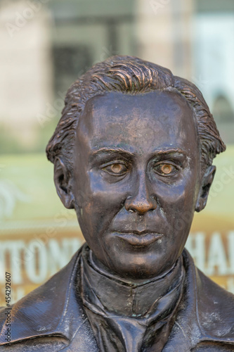 Antonio Machado Ruiz, hijo adoptivo de la ciudad de Soria, estatua sedente obra de  Pablo Serrano, Soria, Comunidad Autónoma de Castilla, Spain, Europe