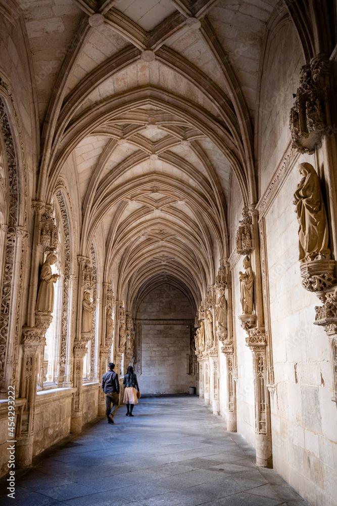 turistas asiaticos en el claustro, Monasterio de San Juan de los Reyes, Toledo, Castilla-La Mancha, Spain