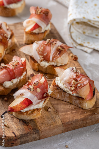 bruschetta with prosciutto and pear with blue cheese spread