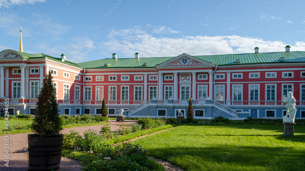 Beautiful landscaped park. Museum-estate in Moscow. Kuskovo Moscow park. Landscaping. Alleys in the park