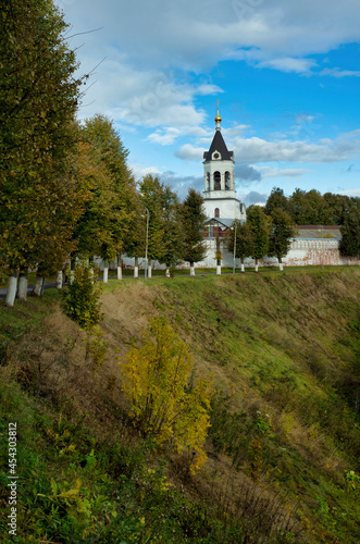 Obraz na płótnie Vladimir, Russia - October 07, 2017: Historical center of the city. Bell tower in the park area w salonie