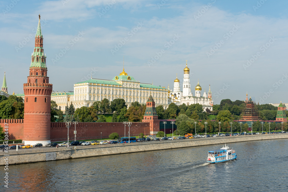 Obraz premium View of the Moscow Kremlin from the Bolshoy Kamenny Bridge in Moscow.