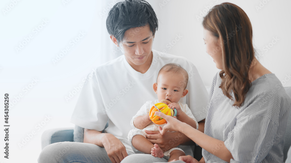 赤ちゃんをあやす両親 赤ちゃんをあやす両親