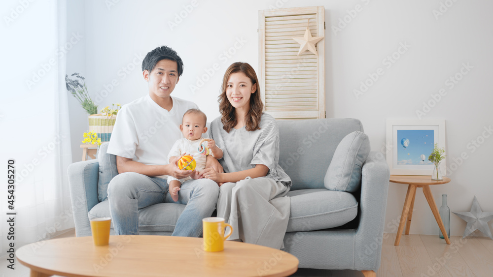 赤ちゃんをあやす両親 赤ちゃんをあやす両親