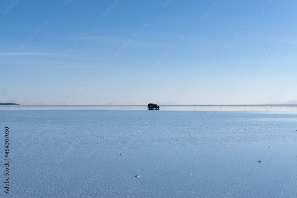Fototapeta premium Salar de Uyuni is called 'the biggest mirror in the world', and the image of the sky is projected and reflected in the salt lake water as it is endlessly wide, so it looks like it stays in the sky.