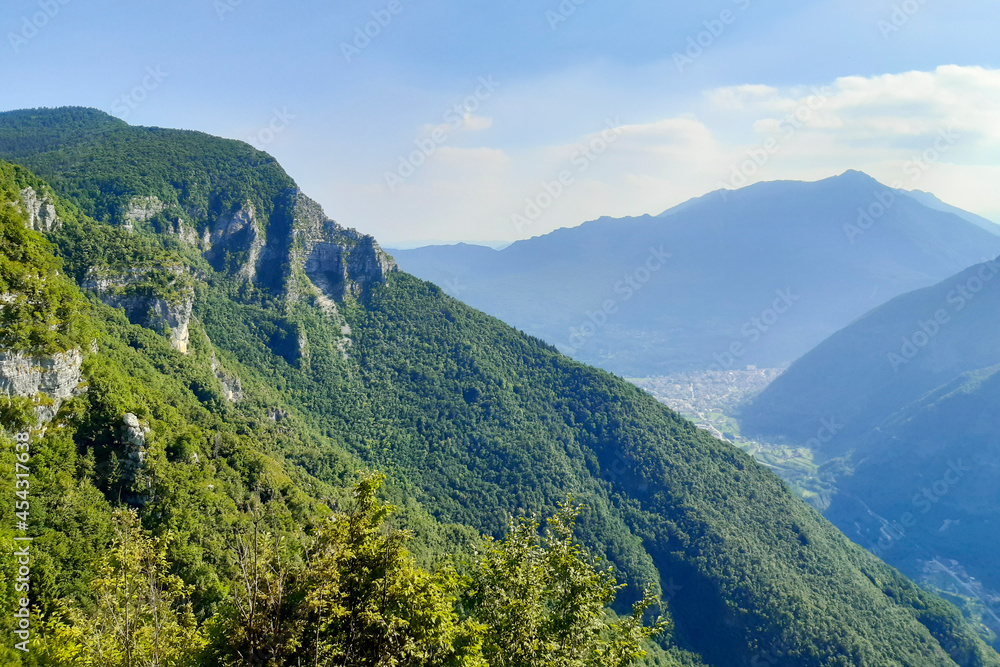 Vista panoramica sulle montagne dal forte Corbin in Val di Gevano in Veneto, viaggi e paesaggi in Italia
