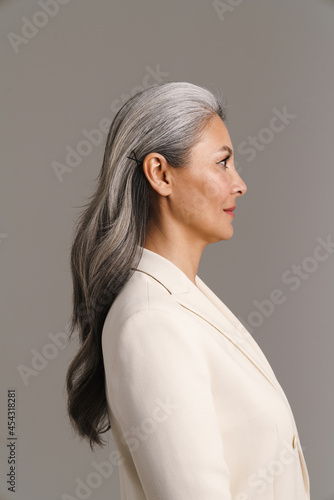 Obraz na płótnie Mature asian woman with white hair posing in profile