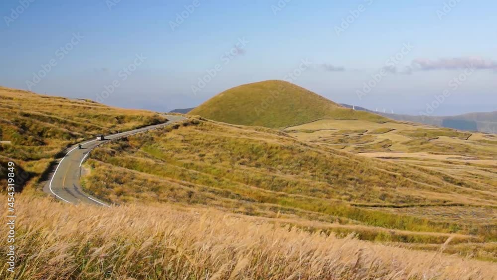 阿蘇登山道路と風にゆれるススキの草原 米塚 阿蘇登山道路と風にゆれるススキの草原 米塚
