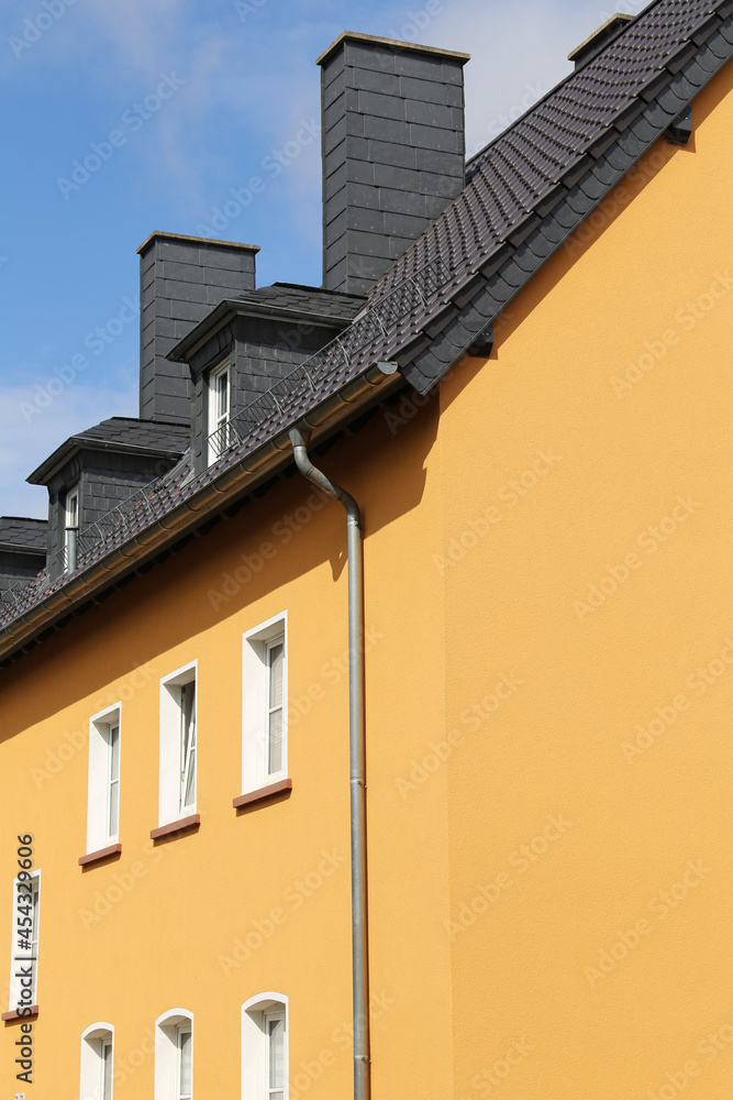 Renovierter Altbau mit neuem gelbem Fassadenanstrich
