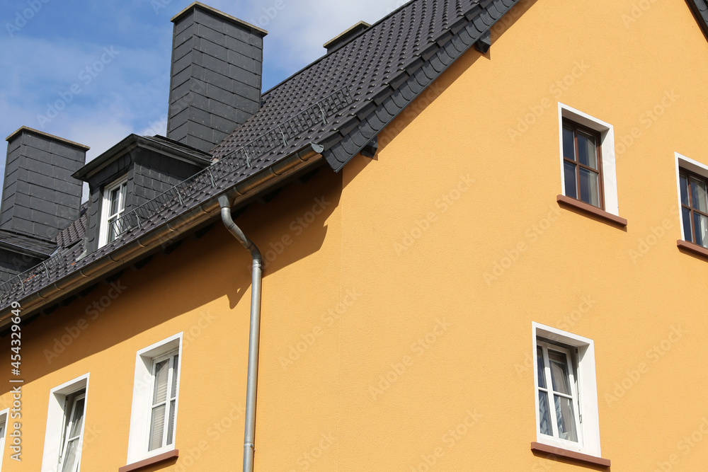 Renovierter Altbau mit neuem gelbem Fassadenanstrich