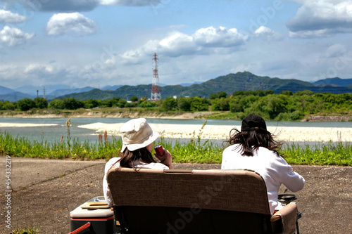 壮大な景色を前にバーベキューをする2人の後ろ姿