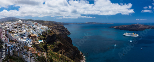 ギリシャ サントリーニ島の断崖の上にあるフィラの街並みとエーゲ海とネア・カメニ島