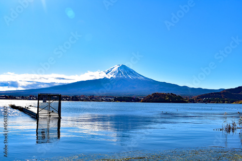 河口湖の富士山と桟橋
