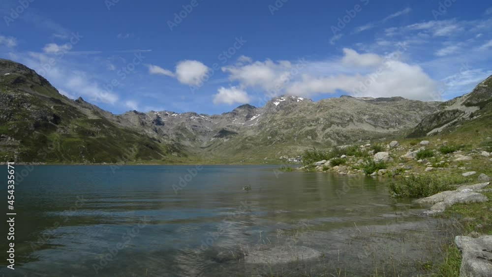 Lago alpino. Timelapse. Nuvole e onde nell'acqua Lago alpino. Timelapse. Nuvole e onde nell'acqua