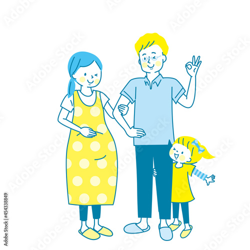 妊娠中の女性と腕を組んで笑っている家族