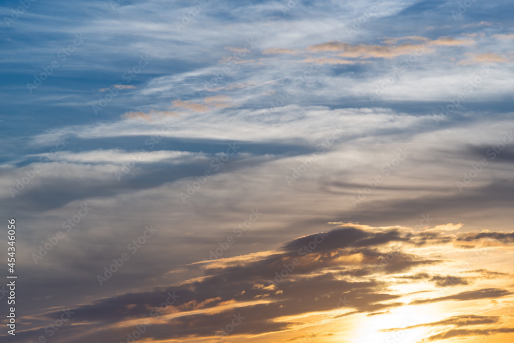 Fototapeta premium Beautiful sky with clouds at sunset, sky remplacement, nature background