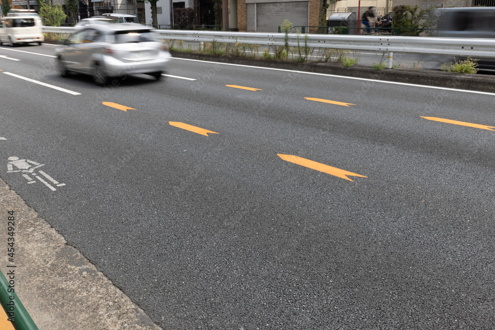 もうすぐ進路変更禁止　道路標示　東京都三鷹市