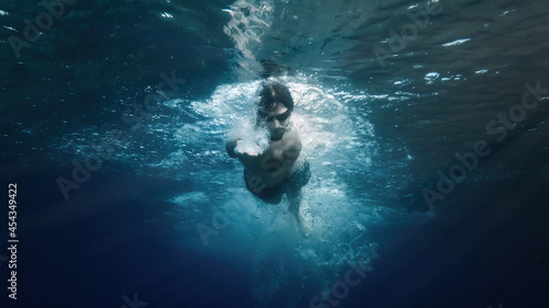 Ragazzo nuota stile libero vista sott'acqua