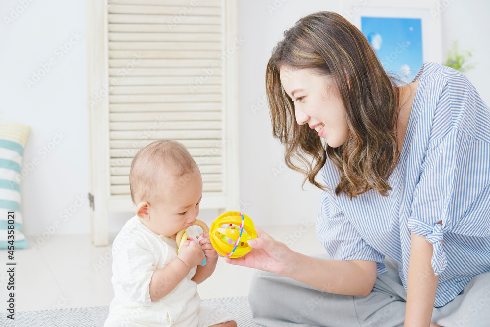 お母さんと赤ちゃん リビング Stock Photo Adobe Stock