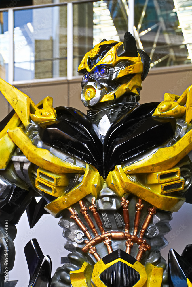 Osaka,Kansai/Japan - July 21,2014 : The Replica of Bumblebee robot statue  from Transformers Age of Extinction were display at Osaka Station. Stock  Photo | Adobe Stock