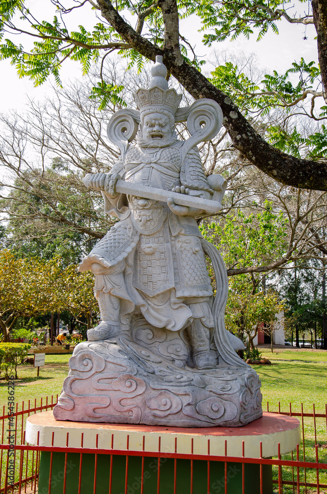 Estatuas em templo budista 