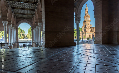 Slika na platnu Looking through the archways to the Towers of the beautiful Plaza de Espana (tra