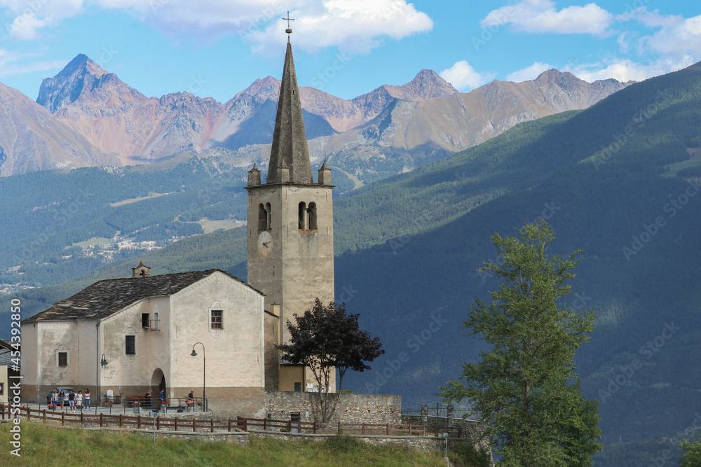 Chiesa di Saint Nicolas con vista sulle Alpi.