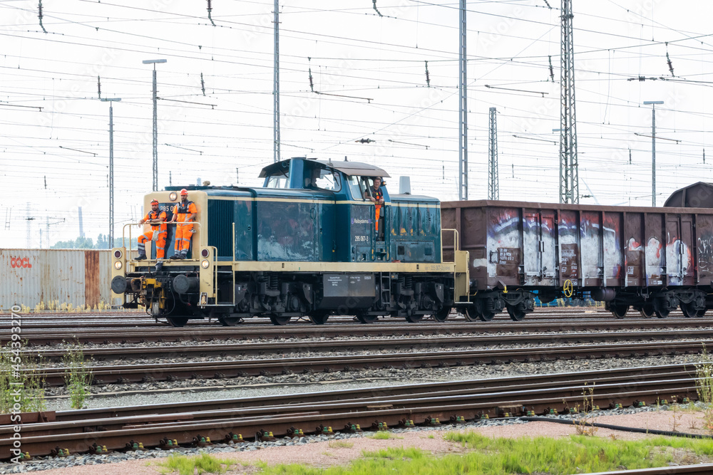 Technik am Güterbahnhof Eisenbahn mit Oberleitung 
