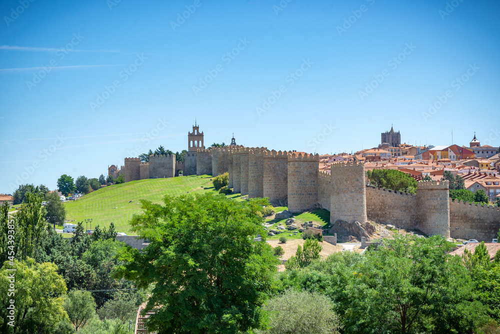 Vista panorámica de la histórica ciudad de Ávila desde el Mirador de Cuatro Postes, España, con sus famosas murallas medievales. Patrimonio Mundial de la UNESCO