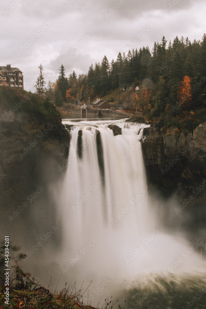 snoqualmie falls in the fall