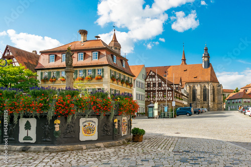Der Marktplatz von Feuchtwangen mit historischen Häusern und Brunnen.