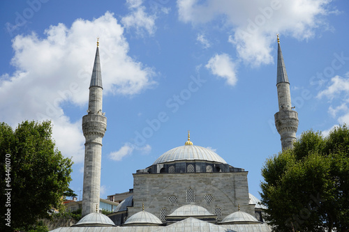 Minarette der Mihrimah Sultan Moschee vor blauem Himmel mit weißen Wolken im Sommer bei Sonnenschein im Stadtteil Üsküdar in Istanbul am Bosporus in der Türkei photo