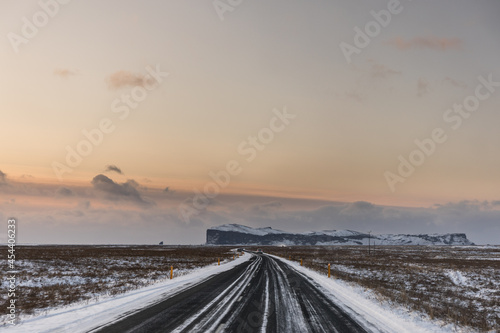 Fototapeta Naklejka Na Ścianę i Meble -  zaśnieżona droga