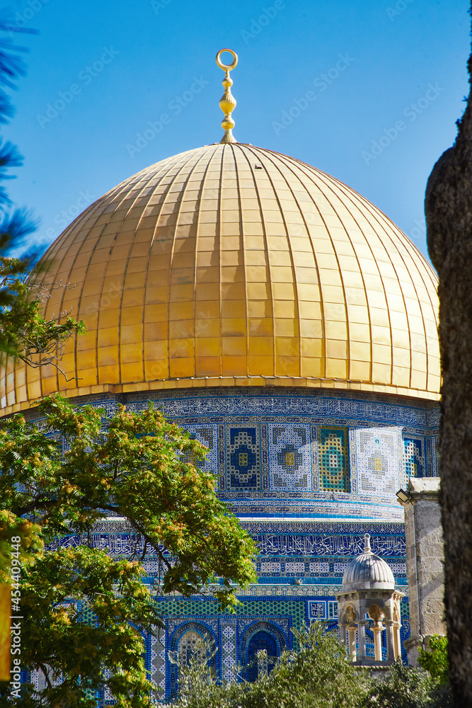 Obraz premium The Dome of the Rock, Islamic shrine located on the Temple Mount in the Old City of Jerusalem. He is in its core one of the oldest extant works of Islamic architecture