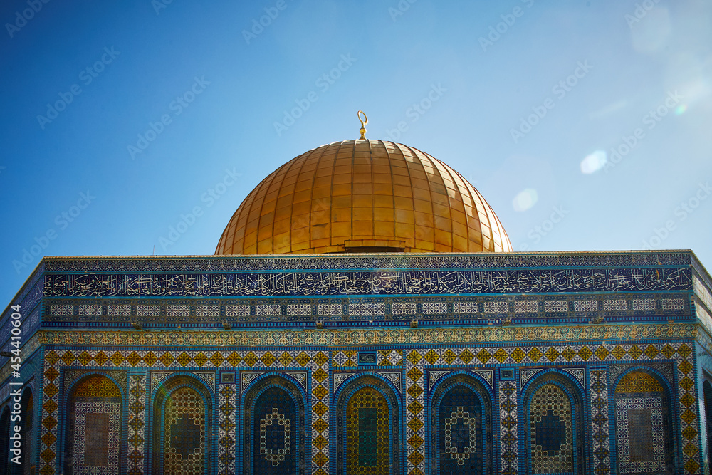 Obraz premium The decoration of The Dome of the Rock, Islamic shrine: the outer walls are covered with tiles with geometric patterns. in the Old City of Jerusalem. Temple Mount.