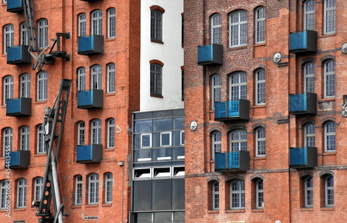 Rote Gewerbefassaden in der Hafencity von Hamburg