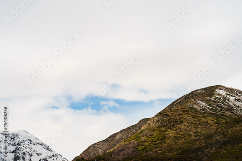 Montañas con cielo azul 