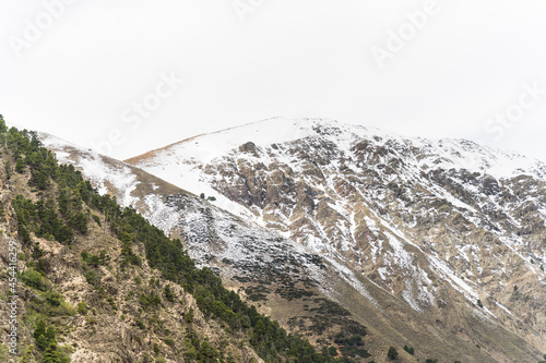 Montañas nevadas en invierno 