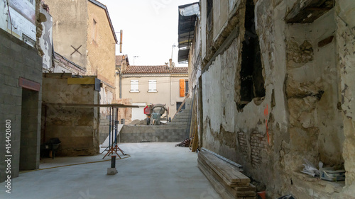 site, construction, work, center, narrow, townhouses, building, concrete mixer, object, material, wood, dwelling, stone, wall, worn, old, broken, collapsed, architecture, cement, built-up, areas, bric © GlobalMedia