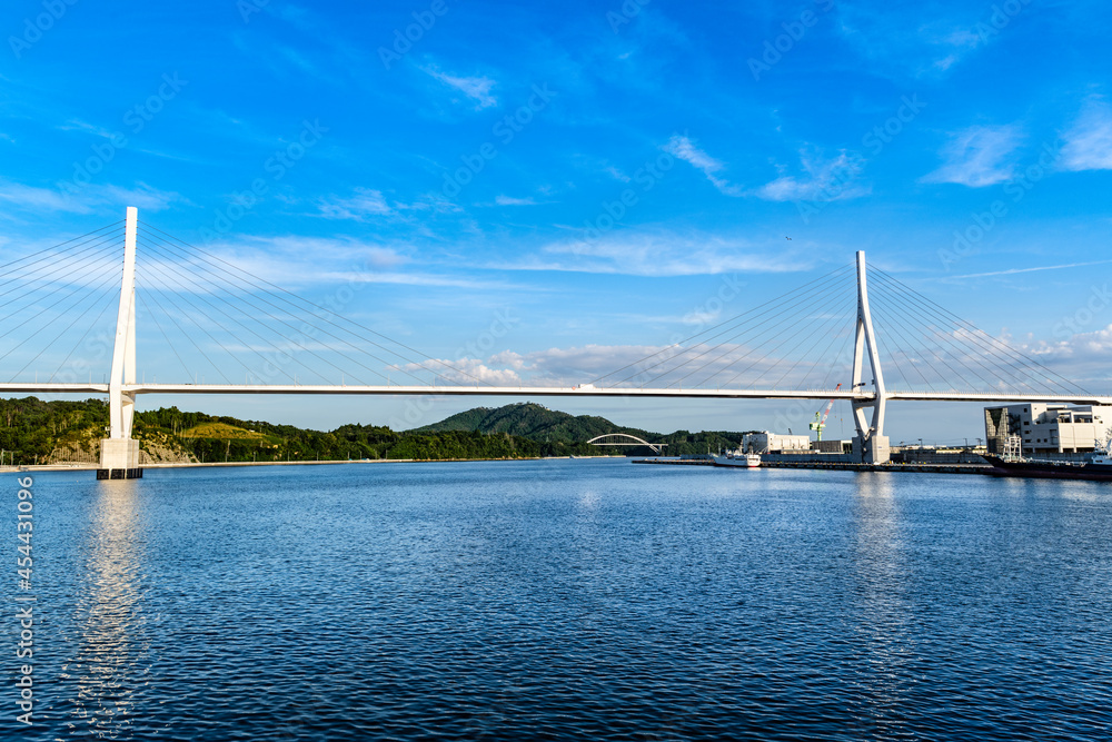 Obraz premium 三陸自動車道の気仙沼湾横断橋と気仙沼大島大橋