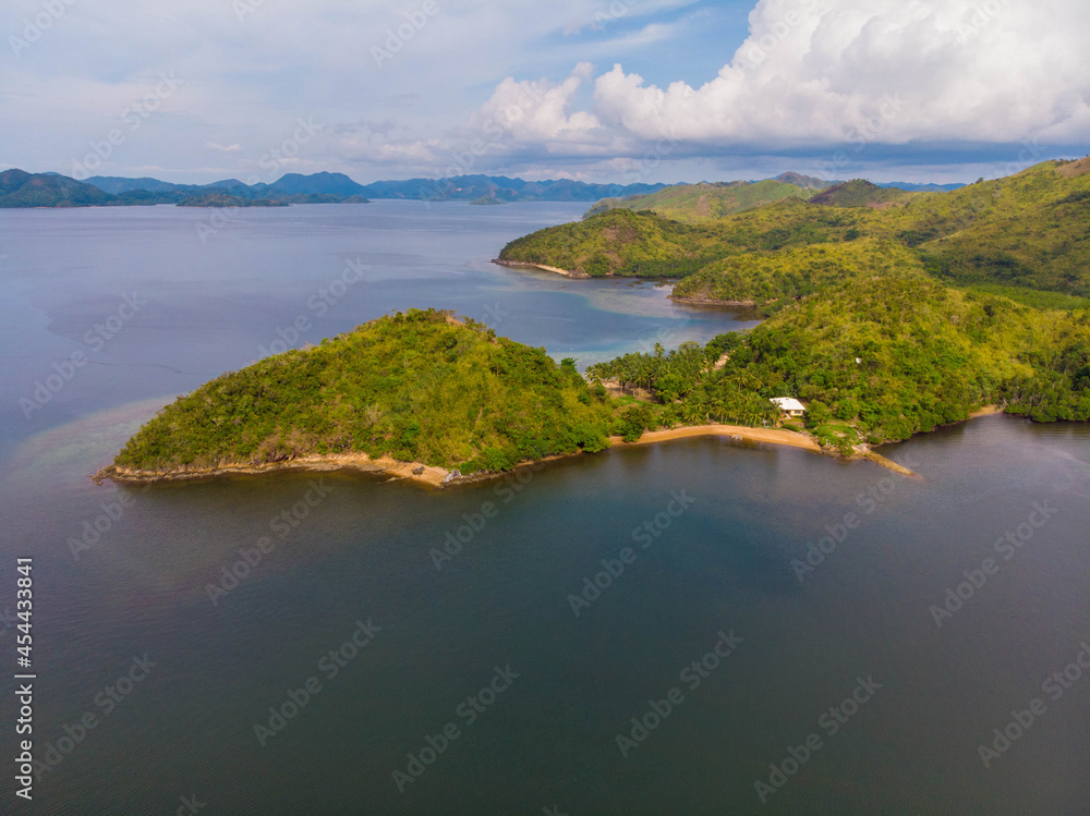 Obraz premium フィリピン、パラワン州のブスアンガ島コロン島周辺をドローンで撮影した空撮写真 Aerial photo taken by drone around Coron Island, Busuanga, Palawan, Philippines. 