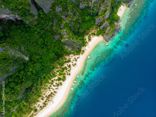 Fototapeta Naklejka Na Ścianę i Meble -  フィリピン、パラワン州のブスアンガ島コロン島周辺をドローンで撮影した空撮写真 Aerial photo taken by drone around Coron Island, Busuanga, Palawan, Philippines. 